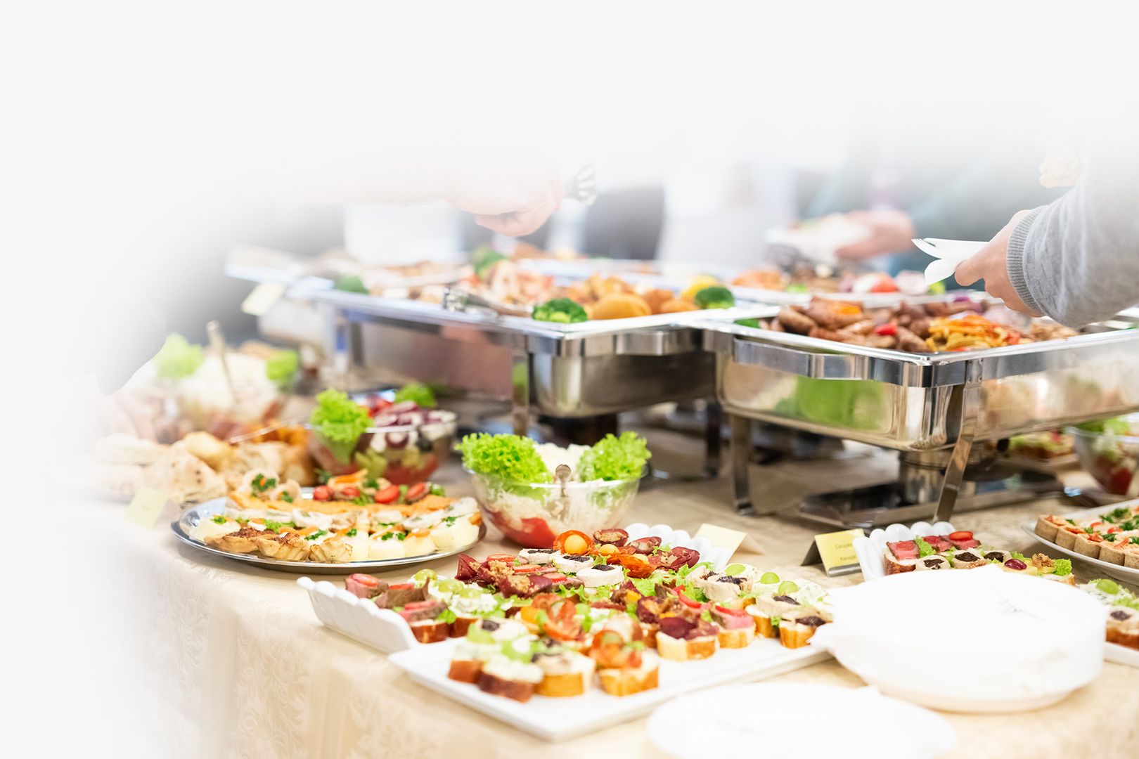 Ein Buffet-Tisch mit einer Auswahl an Speisen und Getränken, dekorativ angerichtet für eine Veranstaltung.