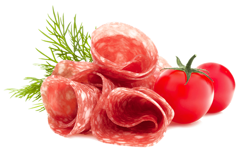 Scheiben von Salami und frische Tomaten auf einem weißen Hintergrund angeordnet.
